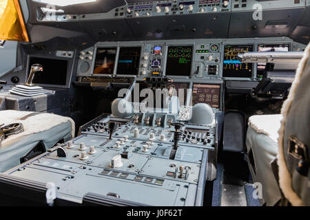 Detaillierte Ansicht der Instrumententafel und Mittelkonsole der größte Passagierflugzeug Airbus A380-800. Cockpit des Airbus A380, des größten Passage Airline Stockfoto