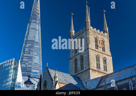 Southwark Cathedral und Shard Wolkenkratzer South Bank London UK Stockfoto