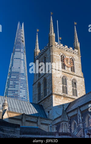 Southwark Cathedral und Shard Wolkenkratzer South Bank London UK Stockfoto