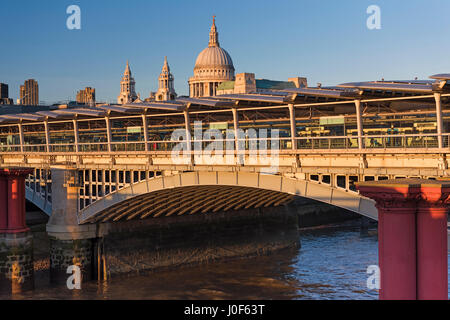 Bahnhof Blackfriars Bridge und St. Pauls Cathedral dome London UK Stockfoto