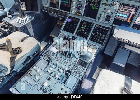 Bangkok, Thailand - 7. März 2017: Detaillierte Ansicht der Instrumententafel und Mittelkonsole der größte Passagierflugzeug Airbus A380-800. Cockpit von Luft Stockfoto