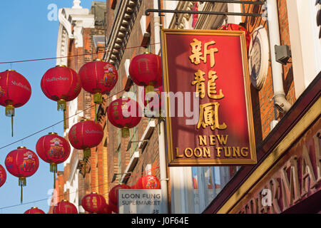 Chinesische Zeichen und Laternen Gerrard Street Chinatown London UK Stockfoto