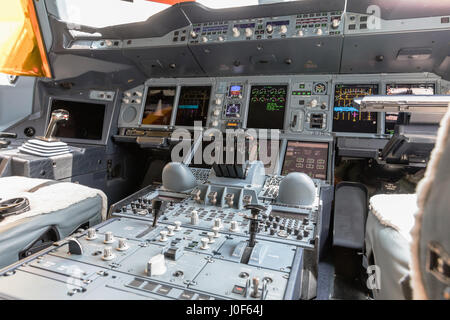 Bangkok, Thailand - 7. März 2017: Detaillierte Ansicht der Instrumententafel und Mittelkonsole der größte Passagierflugzeug Airbus A380-800. Innenraum cockp Stockfoto