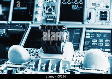 Bangkok, Thailand - 7. März 2017: Detaillierte Ansicht der Instrumententafel und Mittelkonsole der größte Passagierflugzeug Airbus A380-800. Innenraum cockp Stockfoto