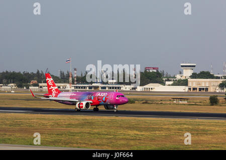 BANGKOK, THAILAND - 7. März 2017: Detailansicht der Dashboard und Center-Konsole des größten Passagierflugzeugs Airbus A380-800. Inneren Cockp Stockfoto