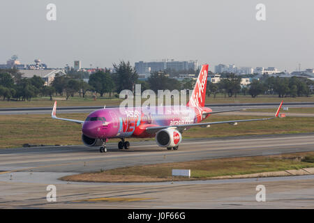 BANGKOK, THAILAND - 7. März 2017: Detailansicht der Dashboard und Center-Konsole des größten Passagierflugzeugs Airbus A380-800. Inneren Cockp Stockfoto