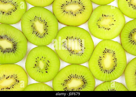 Scheiben von frischen grünen Kiwis als eine Hintergrundtextur Essen Stockfoto