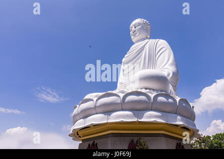 Weißer Buddha Statue am Long Son Pagode im sonnigen Tag in Nha Trang, Vietnam Stockfoto