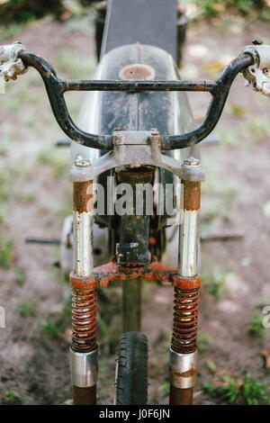 Alt und rostig Motorrad geparkt auf dem sand Stockfoto