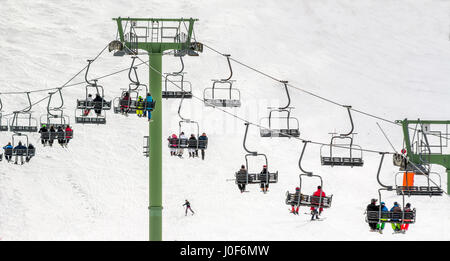 Zeile der Sessellifte. Le Mont-Dore Skigebiet, Auvergne, Frankreich Stockfoto