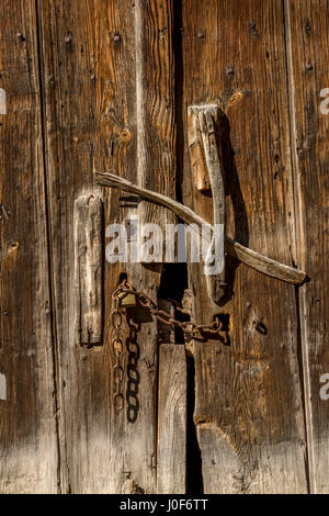 Holztür in der Auvergne. Frankreich Stockfoto