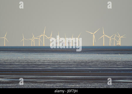 Kentish Flats Offshore Wind Farm und roten Sand Maunsell Forts in der Mündung der Themse-Mündung vor der Essex und Kent Küste. Großsegler vorbei Stockfoto