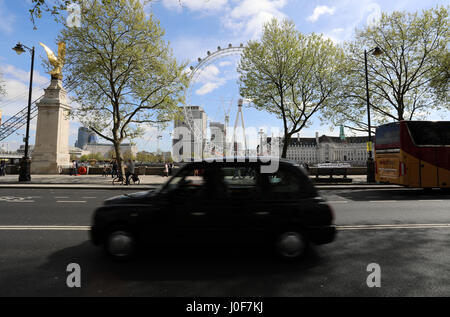 Ein schwarzes Londoner Taxi fährt entlang Victoria Embankment im Zentrum von London mit dem London Eye im Hintergrund Stockfoto