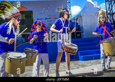 Jugendliche, Schlagzeug zu spielen, als Unterhaltung während der Siegerehrung des 2017 BFI Run in South Tangerang, Indonesien. Stockfoto