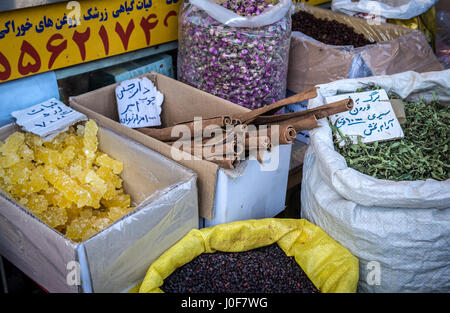 Kandiszucker, Zimtstangen und Kräuter für den Verkauf auf dem Basar in Teheran Stadt, Hauptstadt von Iran und Teheran Provinz Stockfoto