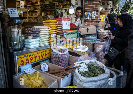 Kandiszucker, Zimtstangen und Kräuter für den Verkauf auf dem Basar in Teheran Stadt, Hauptstadt von Iran und Teheran Provinz Stockfoto