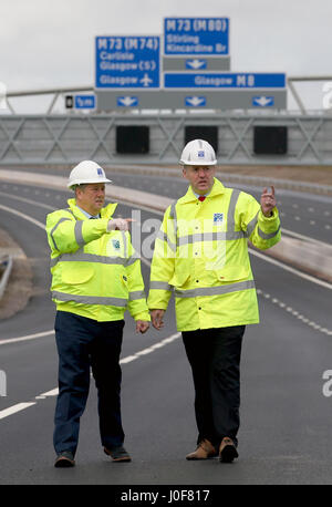 Wirtschaft und Infrastruktur Sekretär Keith Brown (links) und Transport Schottland Project Manager Graeme Reid auf den neuen Abschnitt auf der M8 Autobahn in der Nähe von Ballieston, North Lanarkshire, das für den Verkehr fast eine Woche vor der Zeitplan eröffnet. Stockfoto