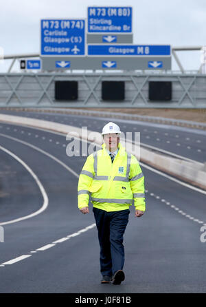 Wirtschaft und Infrastruktur Sekretär Keith Brown auf den neuen Abschnitt auf der M8 Autobahn in der Nähe von Ballieston, North Lanarkshire, das für den Verkehr fast eine Woche vor der Zeitplan eröffnet. Stockfoto