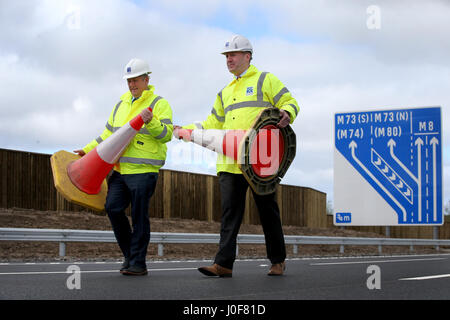 Minister für Wirtschaft und Infrastruktur Keith Brown (links) und Transport Scotland Project Manager Graeme Reid über den neuen Abschnitt auf der Autobahn M8 in der Nähe von Ballieston, North Lanarkshire, der fast eine Woche vor dem Zeitplan für den Verkehr geöffnet werden soll. Stockfoto