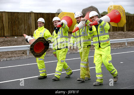 Ingenieure aus Transport Schottland sammeln die letzten paar Zapfen aus den neuen Abschnitt auf der M8 Autobahn in der Nähe von Ballieston, North Lanarkshire, die für den Verkehr fast eine Woche vor der Zeitplan öffnen. Stockfoto