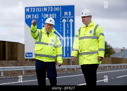 Wirtschaft und Infrastruktur Sekretär Keith Brown (links) und Transport Schottland Project Manager Graeme Reid auf den neuen Abschnitt auf der M8 Autobahn in der Nähe von Ballieston, North Lanarkshire, das für den Verkehr fast eine Woche vor der Zeitplan eröffnet. Stockfoto