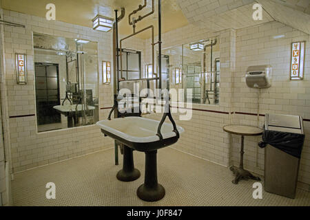 Ein Jahrgang Waschbecken in der Toilette von Schillers Liquor Bar auf der Lower East Side von Manhattan in New York City. Stockfoto