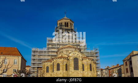 Issoire. Wiederherstellung einer Abbatial Saint Austremoine, romanische Kirche in der Auvergne. Puy-de-Dome. Frankreich Stockfoto