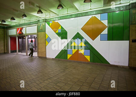 U-Bahn-Kunst neben einem K-Mart an der u-Bahn-Station Astor Place in Greenwich Village, Manhattan, New York City Stockfoto