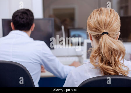 Ernst hart arbeitenden Ärzte auf ihre Arbeit konzentrieren Stockfoto