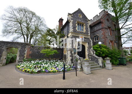 Westgate, welches der mittelalterlichen Tor-House-Bereich in Canterbury Teil der Stadtmauer, der größte erhaltene in England. Stockfoto