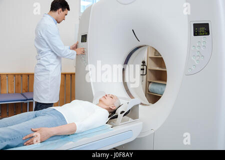 Schweren männlichen Arzt mit MRI-scanner Stockfoto