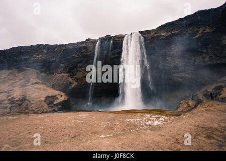 Sprühen Sie aus Seljalandsfoss, einer der bekanntesten Wasserfälle in Island. Stockfoto