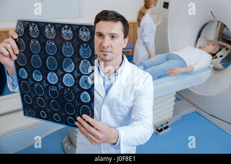 Gut aussehend männlichen Onkologe im medizinischen Labor Stockfoto