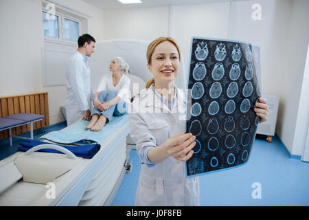 Positiven glücklich Arzt arbeitet in der CT-lab Stockfoto