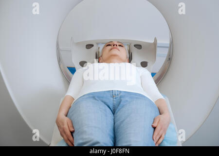 Ernsthafte Sorgen Patient liegt auf dem Untersuchungstisch Stockfoto