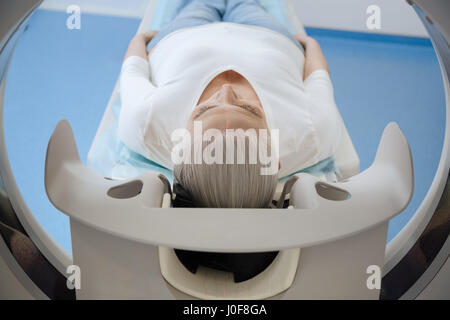 Schwere alte Frau, die mit gesundheitlichen Problemen Stockfoto