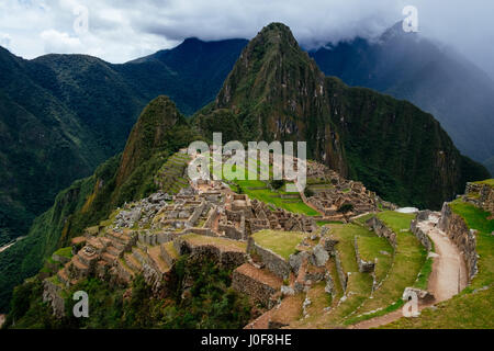 Machu Picchu mit Huyana Picchu Berg und Berge im Hintergrund, aufgenommen im März 2017 von oben gesehen. Stockfoto