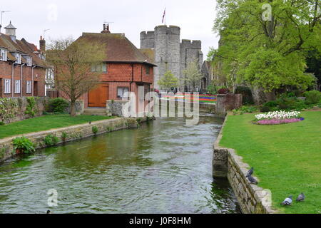 Westgate, welches der mittelalterlichen Tor-House-Bereich in Canterbury Teil der Stadtmauer, der größte erhaltene in England. Stockfoto