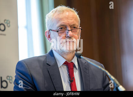 Labour-Chef Jeremy Corbyn hält eine Rede bei der Föderation von Kleinunternehmen Stockfoto