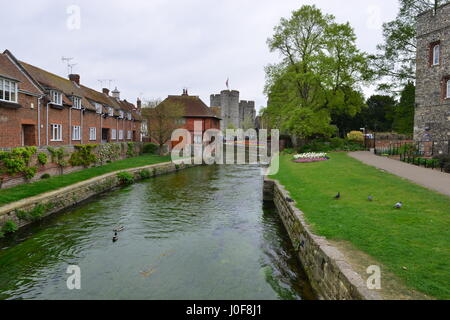 Westgate, welches der mittelalterlichen Tor-House-Bereich in Canterbury Teil der Stadtmauer, der größte erhaltene in England. Stockfoto