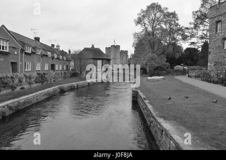 Westgate, welches der mittelalterlichen Tor-House-Bereich in Canterbury Teil der Stadtmauer, der größte erhaltene in England. Stockfoto