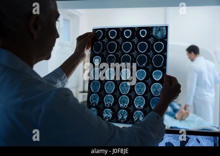 Erfahrene intelligente Onkologe, Blick auf die MRT-Scan-Ergebnisse Stockfoto