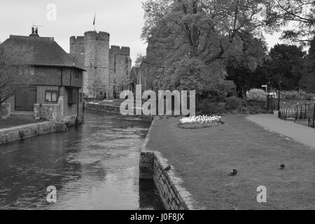 Westgate, welches der mittelalterlichen Tor-House-Bereich in Canterbury Teil der Stadtmauer, der größte erhaltene in England. Stockfoto