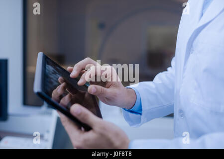 Nahaufnahme eines Tablet-PCs in Händen der Ärzte Stockfoto