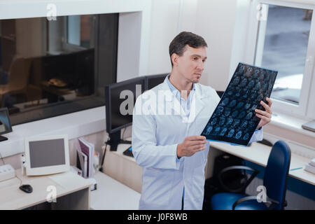 Schweren männlichen Radiologe Diagnose denken Stockfoto