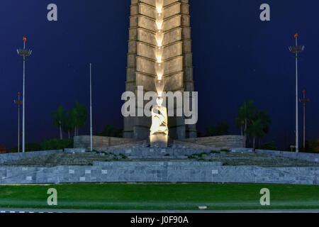 Die Jose Marti Denkmal auf dem Platz der Revolution in Kuba in der Nacht. Stockfoto