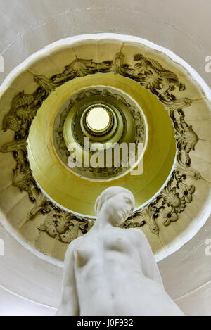 Reich verzierte Wendeltreppe und Lobby in einem Art-deco-Mehrfamilienhaus im Stadtteil Vedado Havanna, Kuba. Stockfoto