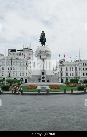 Plaza San Martin - Zentrum von Lima Peru mit einigen Touristen Stockfoto