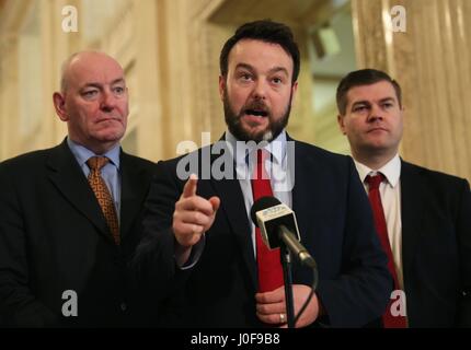 SDLP Führer Colum Eastwood (Mitte) im Gespräch mit den Medien in der Aula, Stormont, nachdem die britische Regierung gewarnt, dass die Nichtbeachtung von Anfang Mai eine neue Powersharing Executive in Nordirland bilden erzwingt eine weitere Snap Wahl oder eine Rückkehr zur direkten Herrschaft aus London. Stockfoto