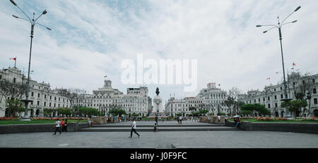 Plaza San Martin - Zentrum von Lima Peru mit einigen Touristen Stockfoto